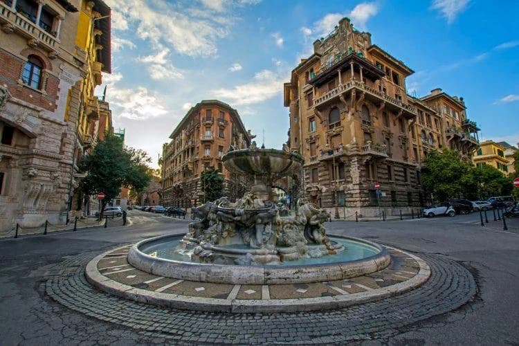 Al centro di Piazza Mincio, la Fontana delle Rane è uno dei simboli più iconici del Coppedè. Progettata da Gino Coppedè, unisce richiami barocchi, decorazioni naturalistiche e dettagli fiabeschi, con le celebri rane adagiate sul bordo superiore. Più che una semplice fontana, è il punto in cui l’identità teatrale e visionaria del quartiere si esprime con maggiore forza.