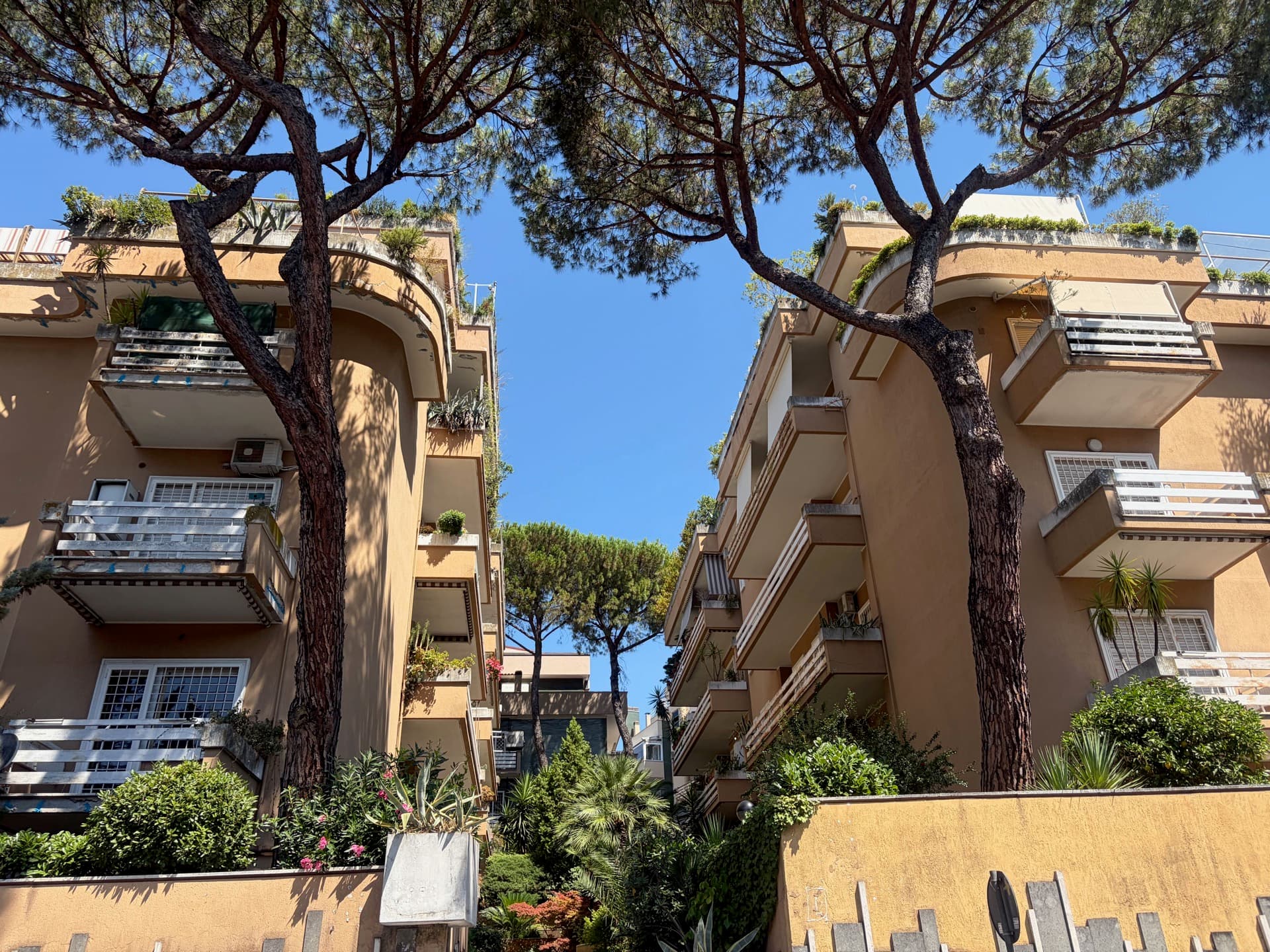 Palazzine con terrazzi fioriti tra i pini, nel comprensorio residenziale di Cortina d'Ampezzo, a Roma nord