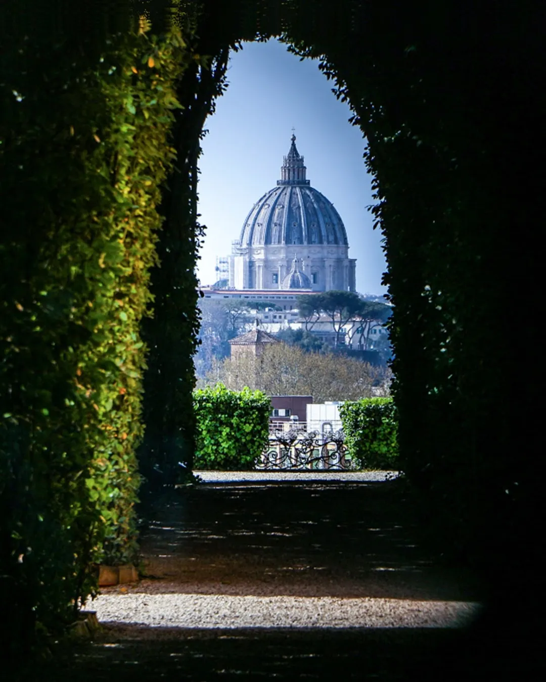 La cupola di San Pietro in fondo al viale di siepi, vista dal buco della serratura sull'Aventino