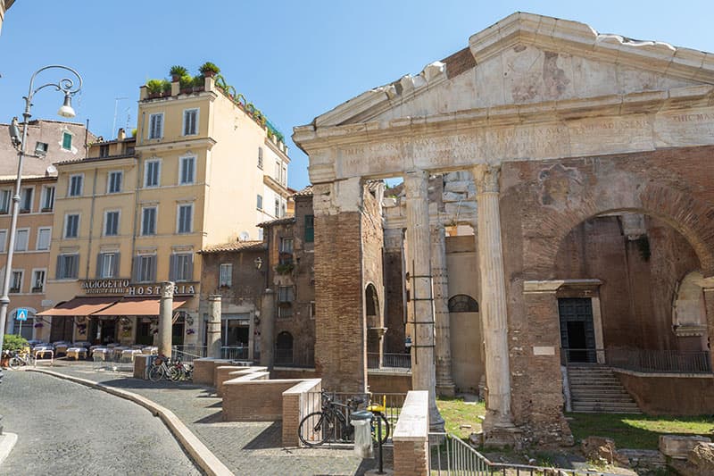 Il Portico d'Ottavia, con colonne e frontone antichi, accanto ai palazzi del Ghetto
