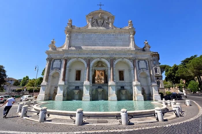 Fontana dell'Acqua Paola sul Gianicolo, con la grande vasca sotto un cielo terso
